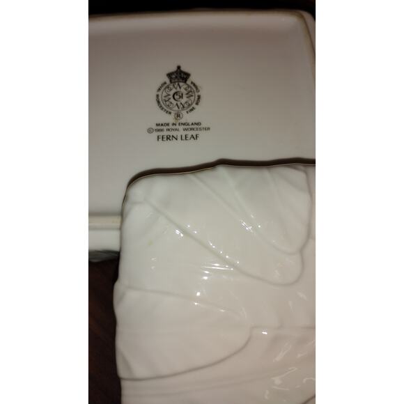 Royal Worcester Fern Leaf Trinket Box 1986 Fine Bone China England Gold Trim - Picture 4 of 4